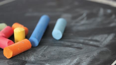 pedazos de tiza de colores en una pizarra