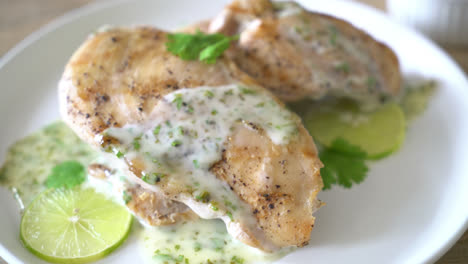 pechuga de pollo a la parrilla con salsa de lima limón