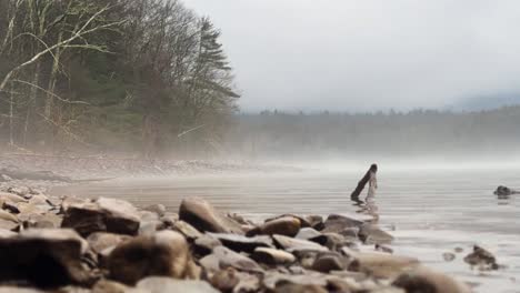 Nebel-Auf-Dem-Wasser-Im-Zeitraffer-Auf-Einem-Wunderschönen,-Unberührten-Bergsee-An-Einem-Nebligen,-Stimmungsvollen,-Stürmischen-Tag