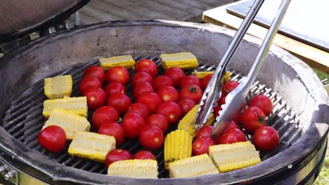chef asando maíz y tomates