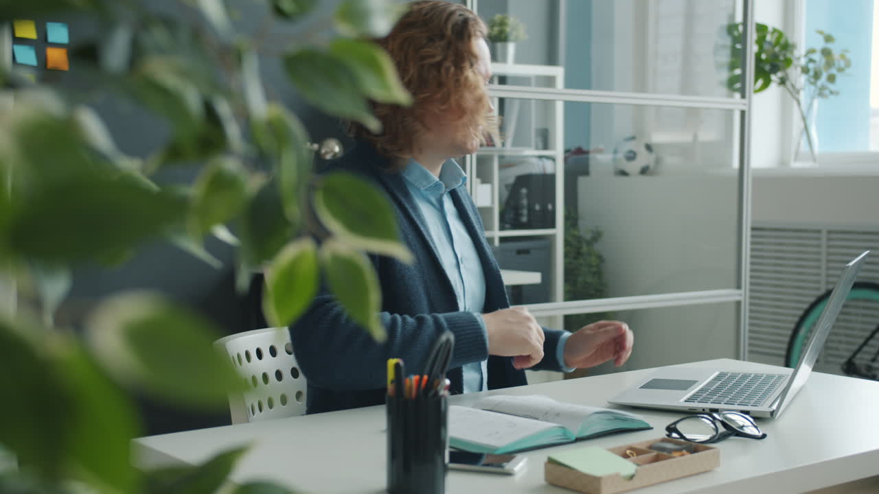 Persona che lavora su un portatile in un ufficio