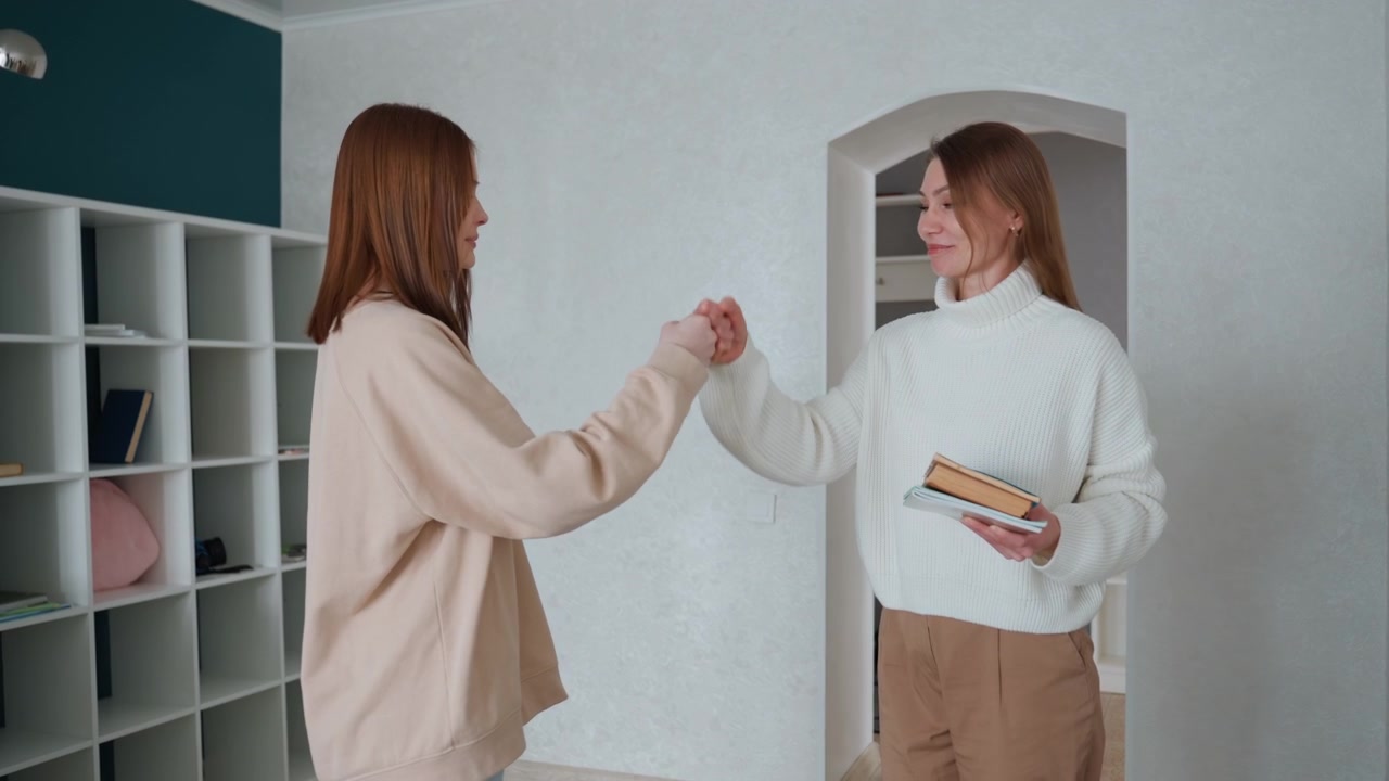 Tutor a domicilio e studente al laptop, scena di studio in appartamento accogliente con quaderni e pianta in vaso, tutor che arriva per rivedere grammatica ed esercizi, stretta di mano amichevole e guida, revisione concentrata.