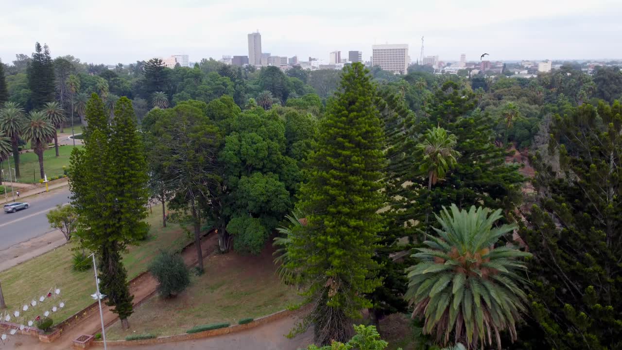 el distrito central de negocios de bulawayo desde el parque del centenario