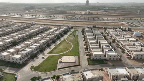 Vista-Aérea-De-Drones-De-Ordenadas-Filas-De-Casas-Uniformes-En-La-Ciudad-De-Bahria,-Karachi,-Pakistán