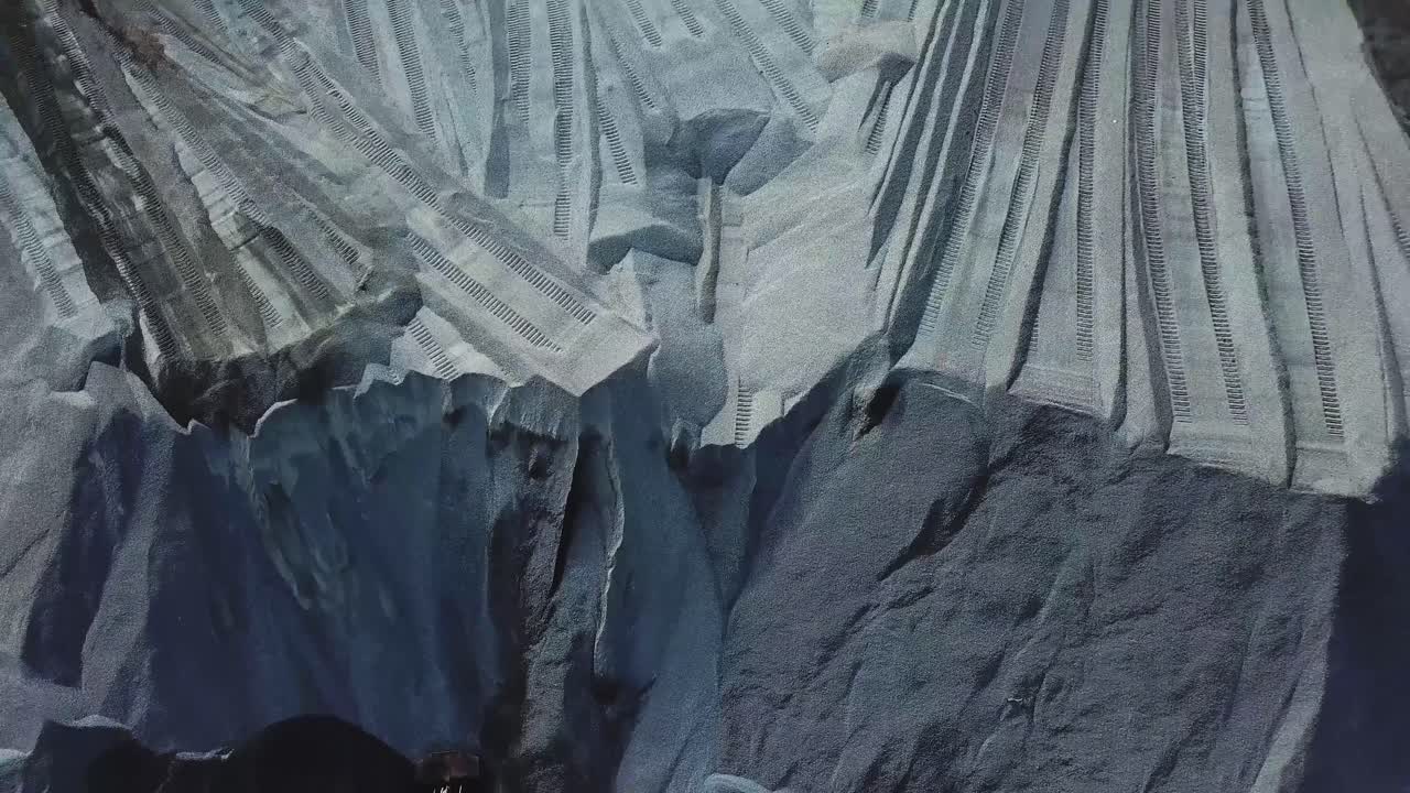 vista aérea de un pozo de grava con maquinaria
