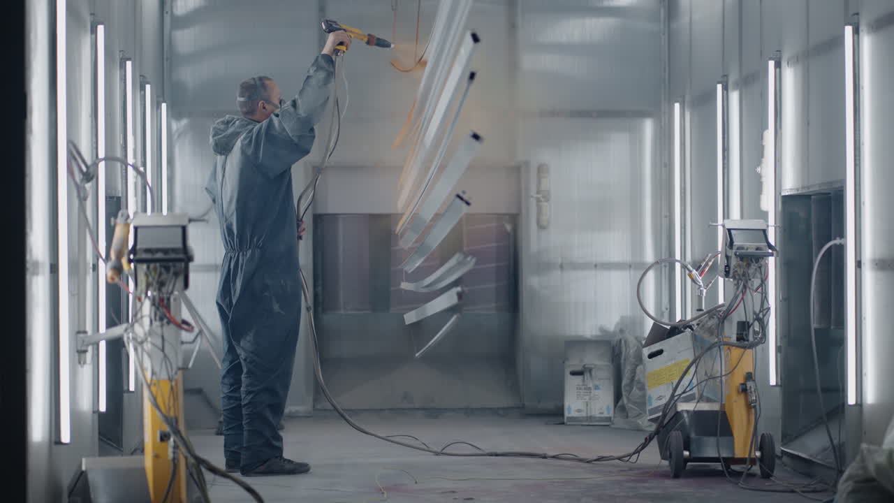 슬로우 모션 페인트 부품의 생산에 있는 전문 화가