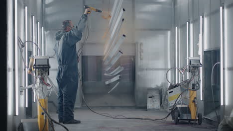 un pintor profesional en la producción de piezas de pinturas en cámara lenta