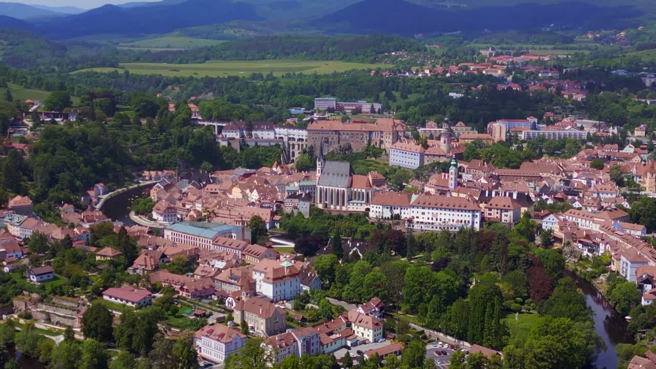 krumlov, 체코 공화국 2023 년 여름의 멋진 공중 뷰 비행 산 개요