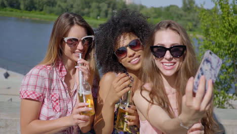 Women-taking-selfie-with-beer