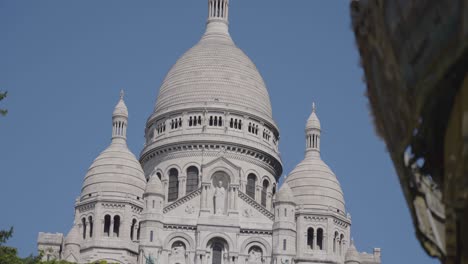 Primer-Plano-De-La-Rotonda-Del-Parque-De-Atracciones-Fuera-De-La-Iglesia-Del-Sacre-Coeur-En-París,-Francia,-Filmada-En-Cámara-Lenta-1