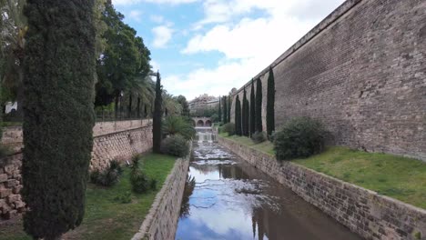 paisaje urbano en el río riera junto a ballad de sant pere en palma de mallorca, españa