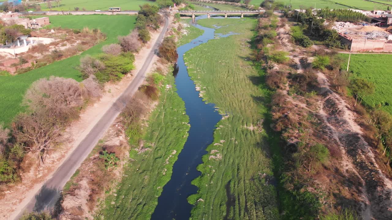 las aguas residuales que cruzan los campos bajo el puente