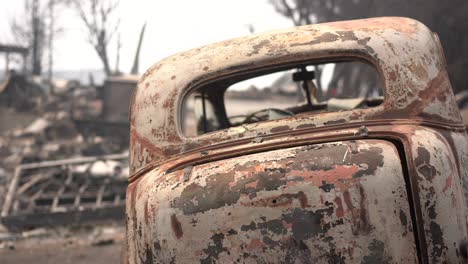 automóvil quemado después de que un incendio forestal arrasara la ciudad