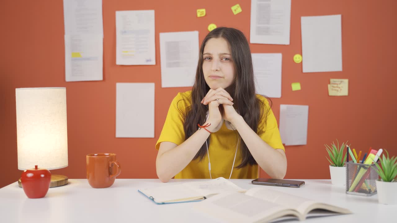 una niña mirando pensativa a la cámara.