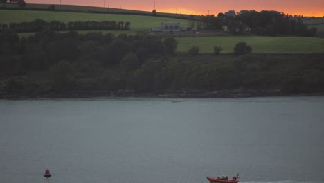 Fischerboot-Segelt-Früh-Am-Morgen-Mit-Dem-Sonnenaufgang-Im-Hintergrund
