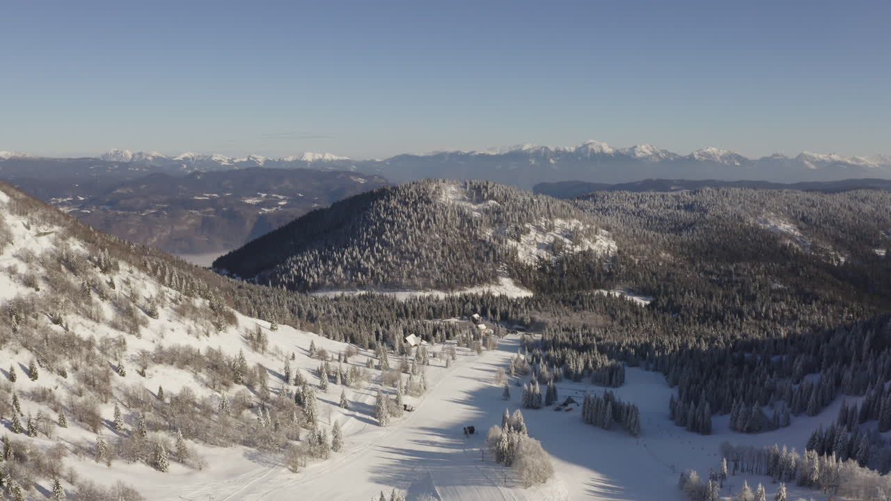 cordillera nevada con estación de esquí