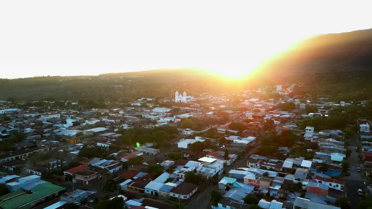 엘살바도르의 루타 데 라스 플로레스에 있는 후아우아 시의 아름다운 해가 뜨는 모습