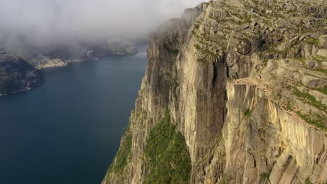 Imágenes-Aéreas-Púlpito-Roca-Preikestolen-Hermosa-Naturaleza-Noruega