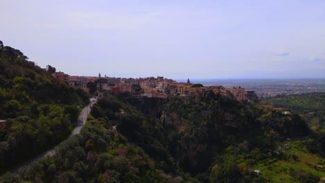 Disparo-De-Un-Dron-Volando-Hacia-La-Ciudad-De-Tivoli,-Italia