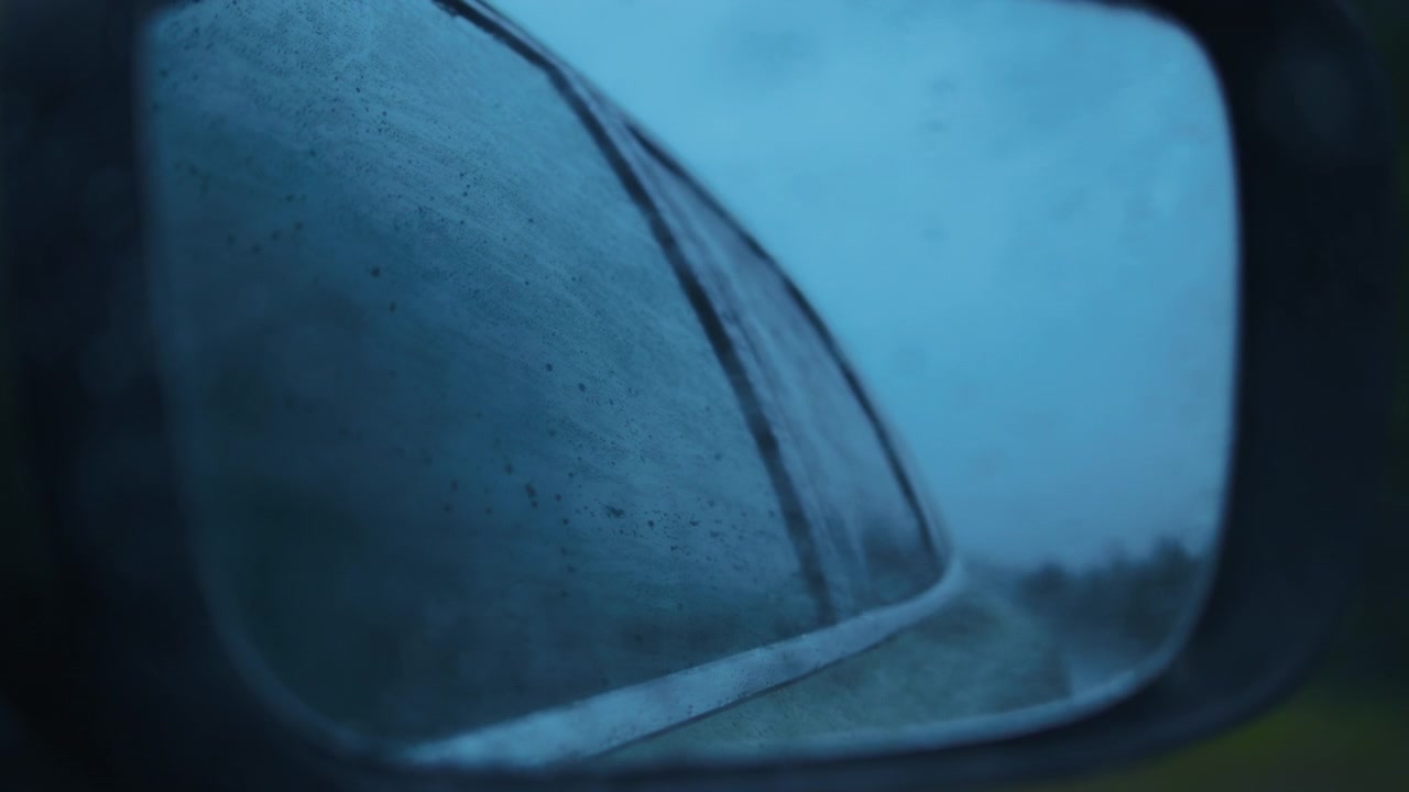 Vista dal finestrino dell'auto durante una pioggia battente