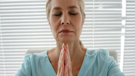 mujer relajándose con un movimiento de yoga