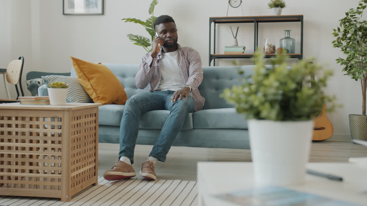 Mand taler i telefon derhjemme