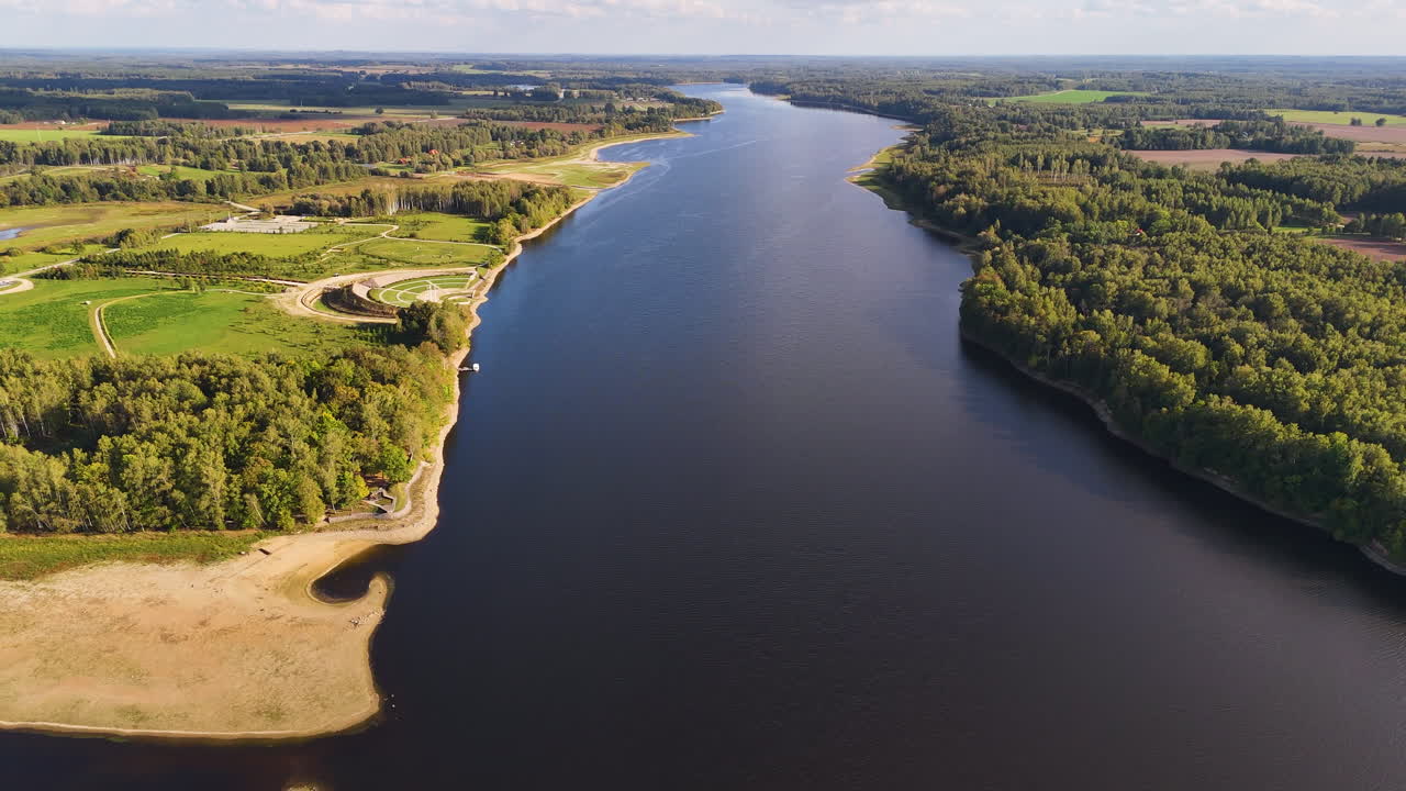 parque conmemorativo liktendarzs a orillas del río daugava en letonia. - fotografía aérea