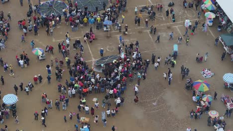 Gente-Reunida-Alrededor-De-Cometas-Durante-Todo-El-Día-De-Los-Santos-En-Sumpango,-Vista-Aérea.