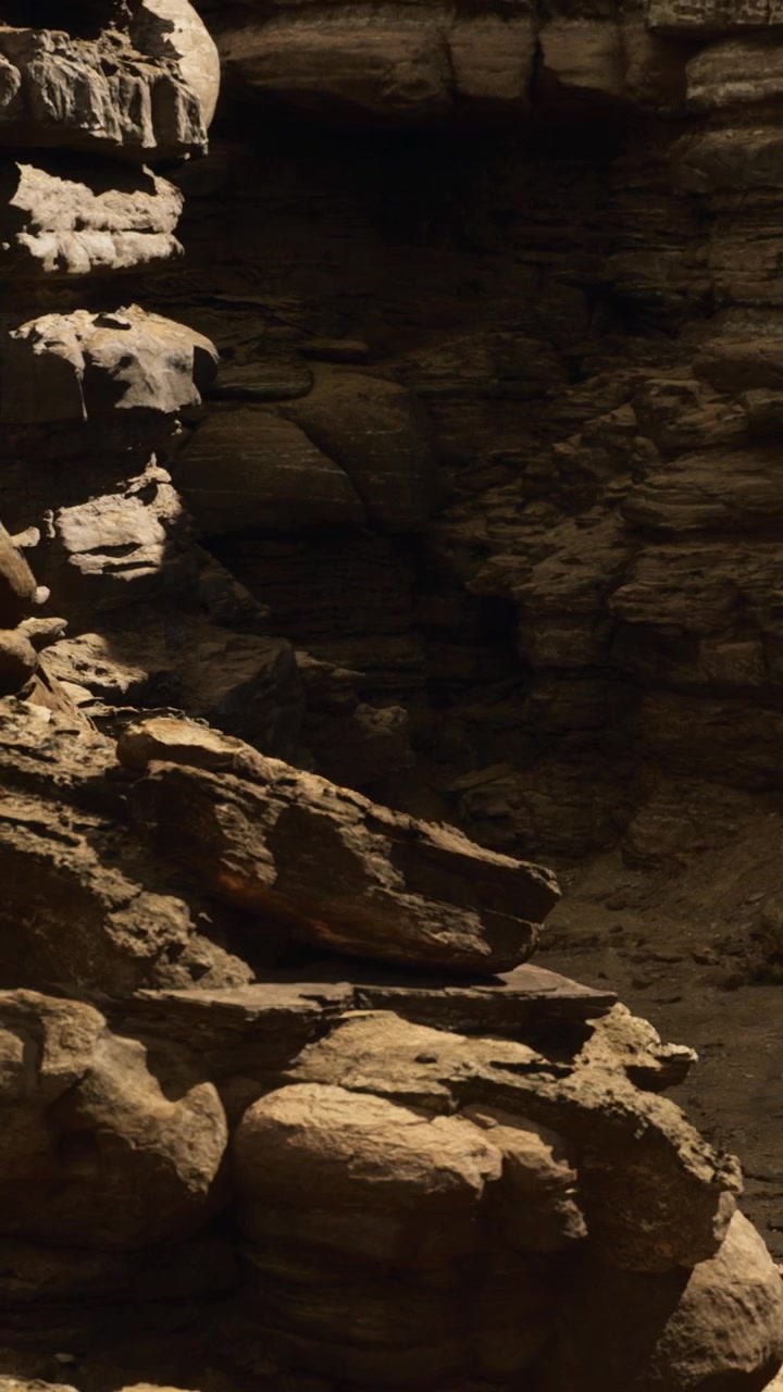 Formazioni rocciose in un canyon profondo, riprese dal basso durante il giorno.