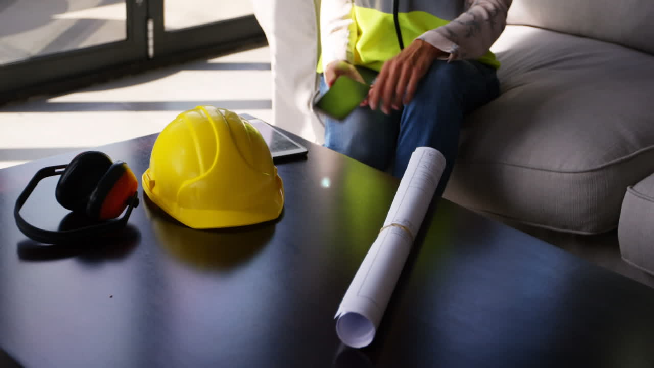 animación de una red de conexiones con iconos sobre una arquitecta caucásica usando un teléfono inteligente