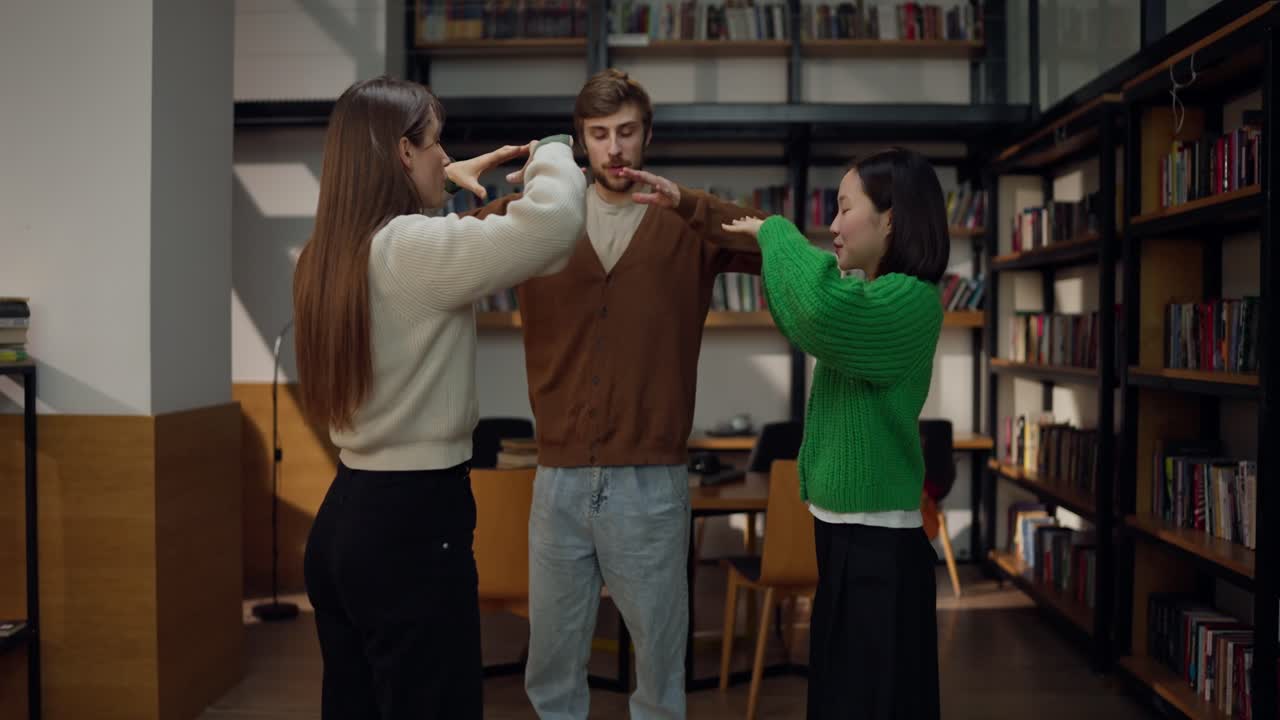 discusión en grupo en una biblioteca