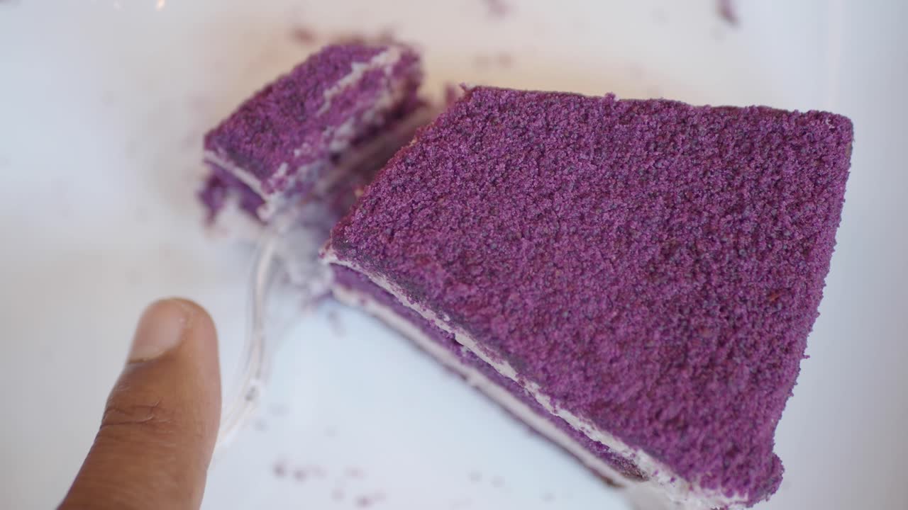 접시에 보라색 케이크 조각