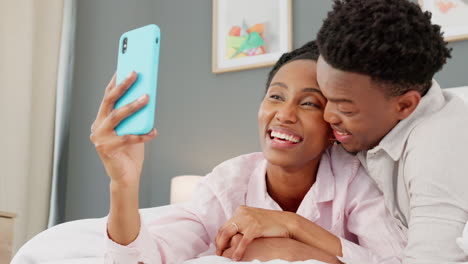 Couple-selfie-on-smartphone