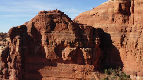 Rocky-Red-Sandstone-Mountain-Cliff-In-Sedona,-Arizona---Luftdrohne,-Die-Vorwärts-Fliegt