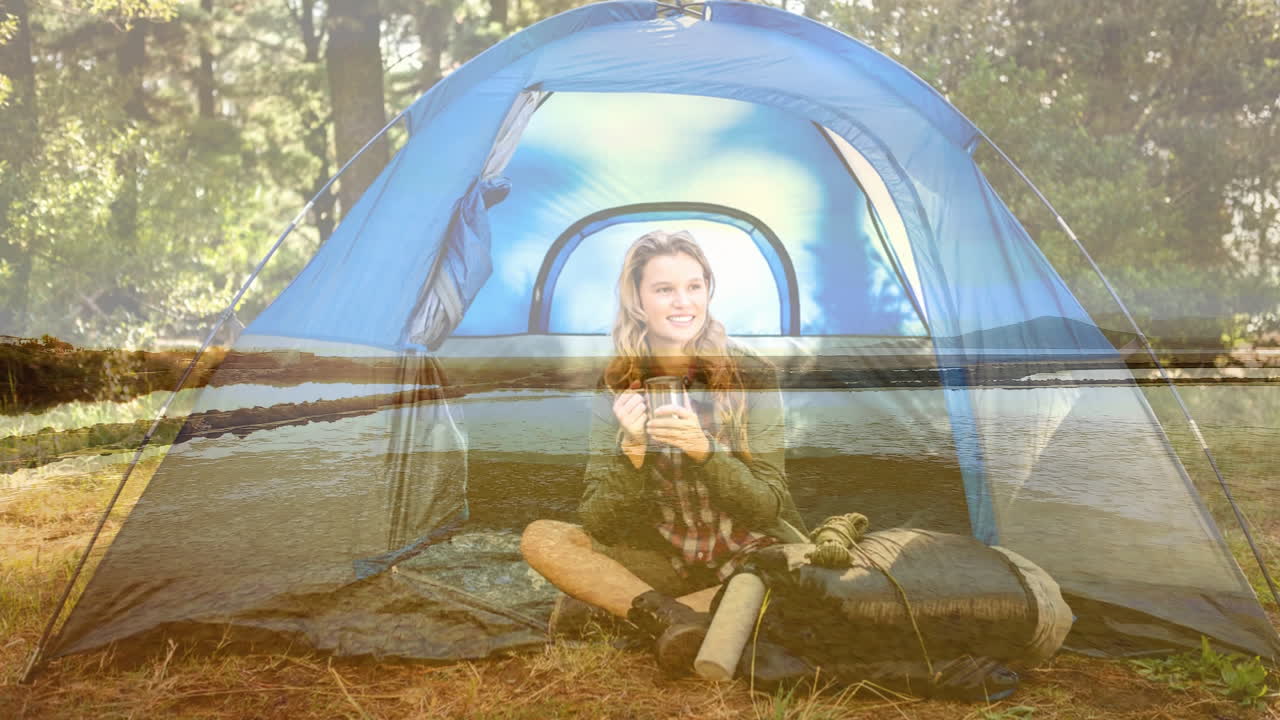 평화로운 호수와 숲의 풍경 위에 텐트를 치고