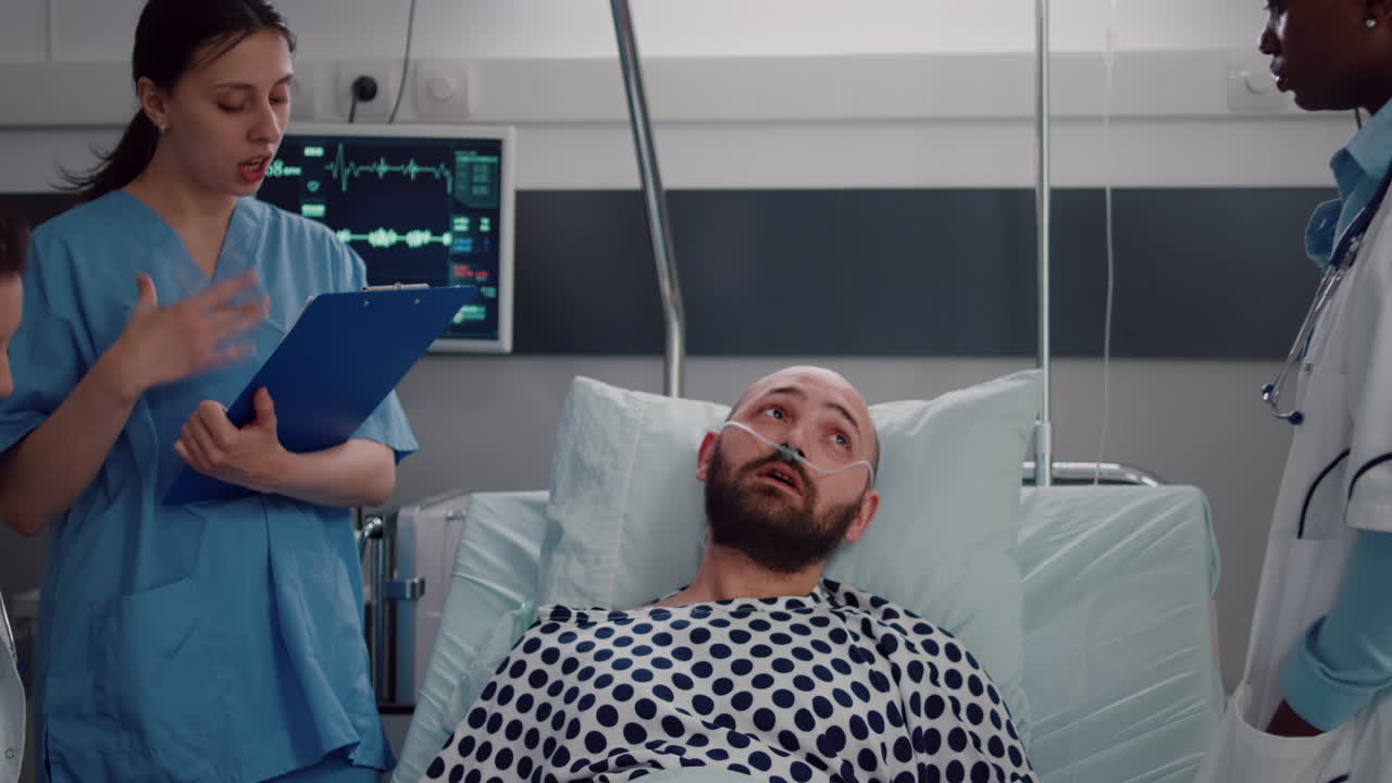 equipo de médicos chequeando hombre enfermo discutiendo síntoma de enfermedad