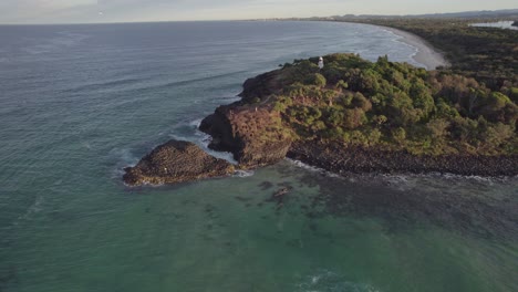 Fingal-Head-Y-Fingal-Head-Calzada-En-Nsw-Australia---Toma-Aérea-De-Drones