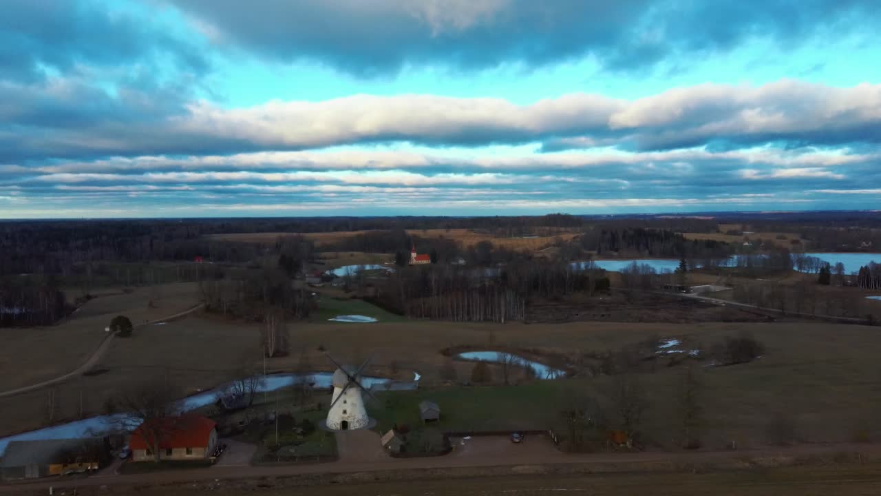 старая арайская ветряная мельница в латвии аэрофотосъемка сверху