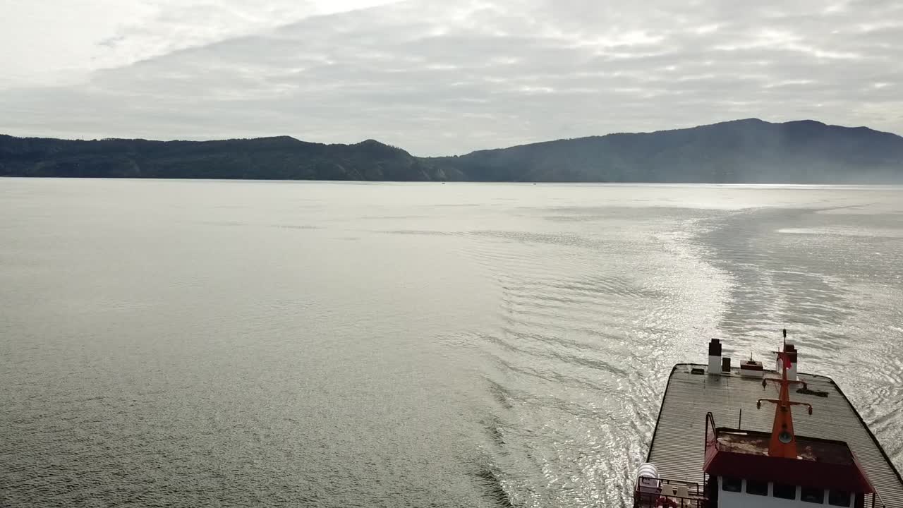 인도네시아 수마트라 사모시르 근처 토바 호수에서 게리의 드론 비행