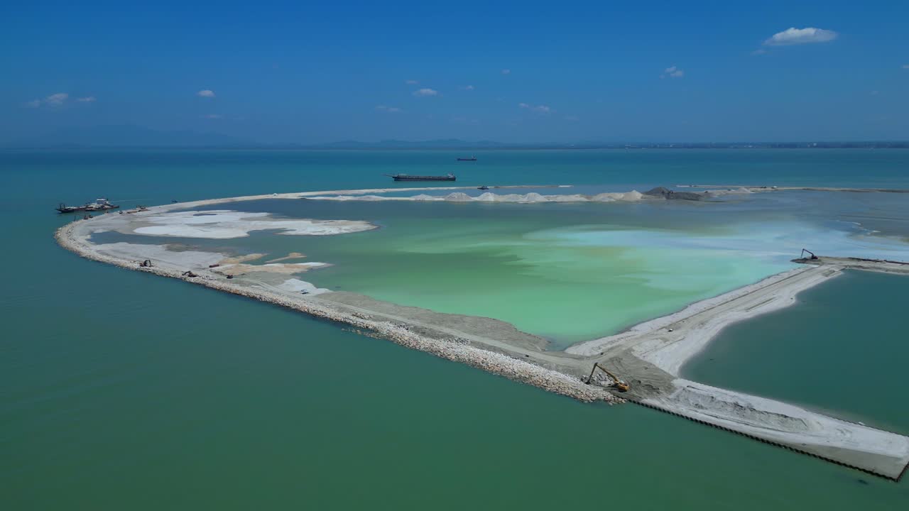 Landgjenvinnings- og landskapsprosjekt i Penang som bygger ny kunstig øy for byutvidelse. Infrastrukturarbeid pågår. Magisk flyfoto, statisk panorama fra svevende drone.