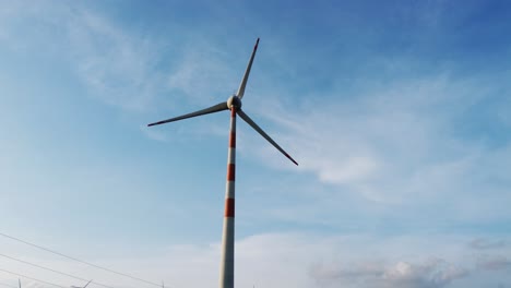 Molino-De-Viento-De-Un-Parque-Eólico-En-India,-Energía-Renovable-Natural,-Energía-Limpia-Y-Verde-Para-Alimentar-Hogares---Material-De-Archivo-Para-La-Presentación