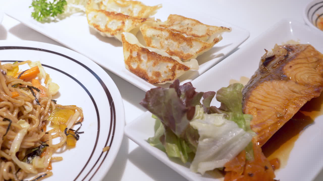 태국 부리 지방의 파타야에 있는 레스토랑에서 치와 수프를 들인 소 스테이크, 차우미엔, 플링의 보 식사를 하는 식사