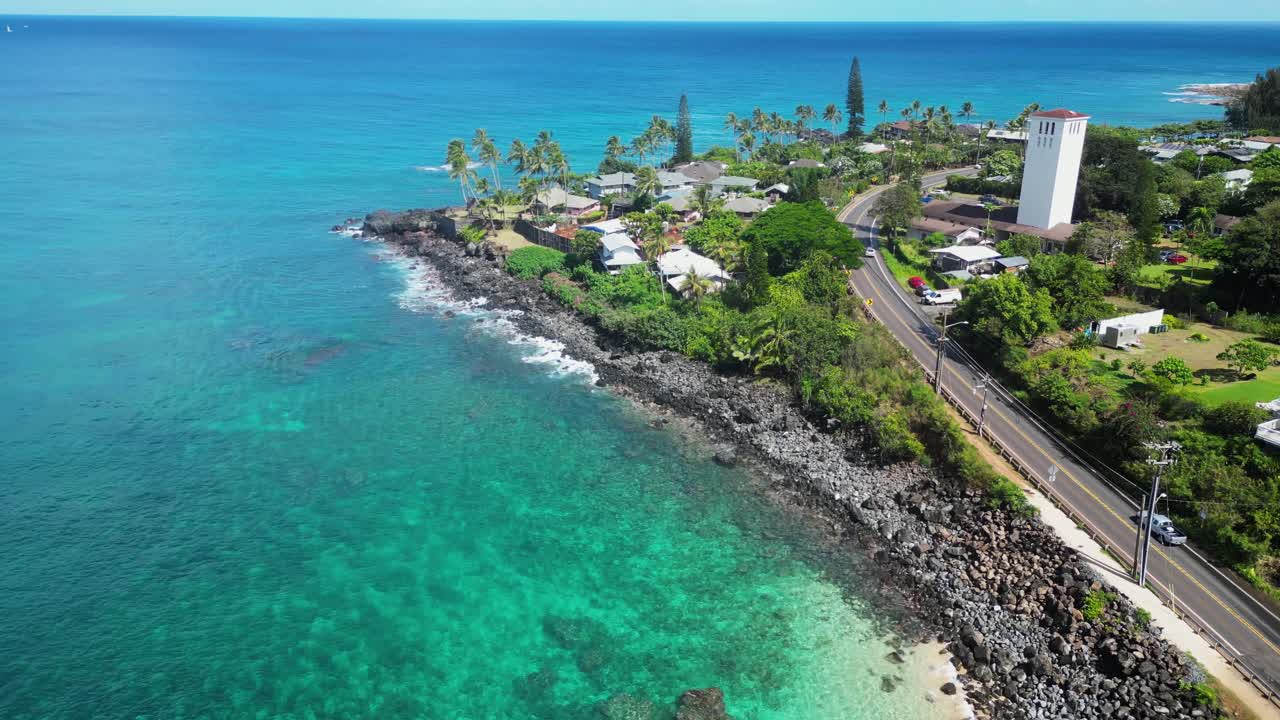 Ripresa aerea sulla spiaggia di Waimea e palme, Oahu, Hawaii