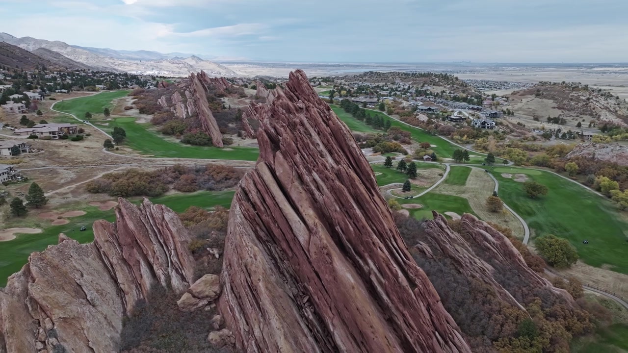 Ilmapanoraama Arrowheadin golfkentästä rehevine viheriöineen ja karuine kallioisine ympäristöineen, upea näkymä.