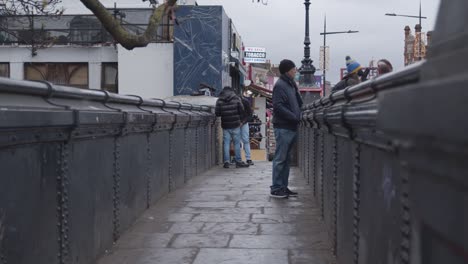 Gente-Caminando-A-Través-Del-Puente-Sobre-Camden-Lock-En-El-Norte-De-Londres,-Reino-Unido-1