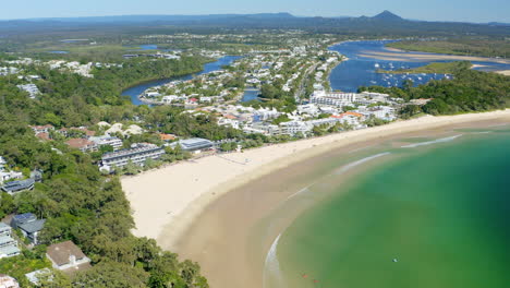 Dron-Aéreo-Sobre-El-Promontorio-De-Playa-De-Cabezas-De-Noosa-Con-Vistas-Al-Océano-Azul,-4k