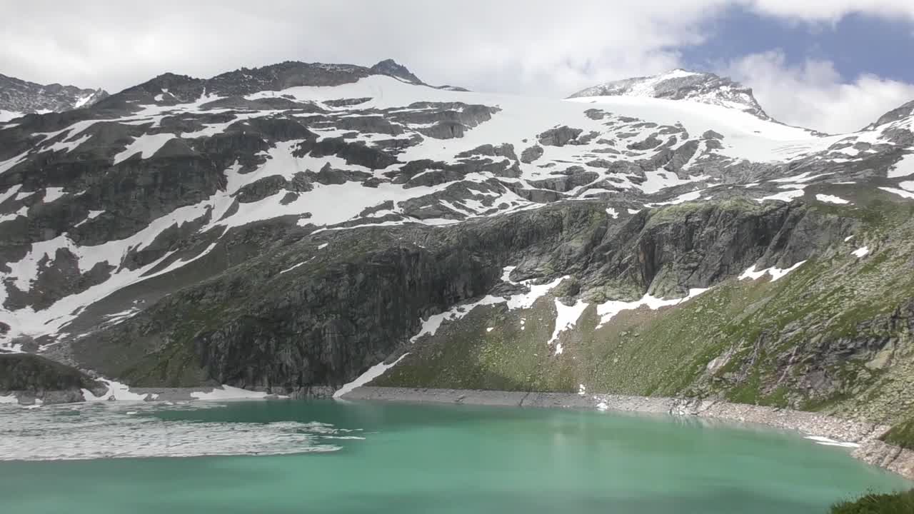 오스트리아의 호수 위에서 빠르게 움직이는 구름