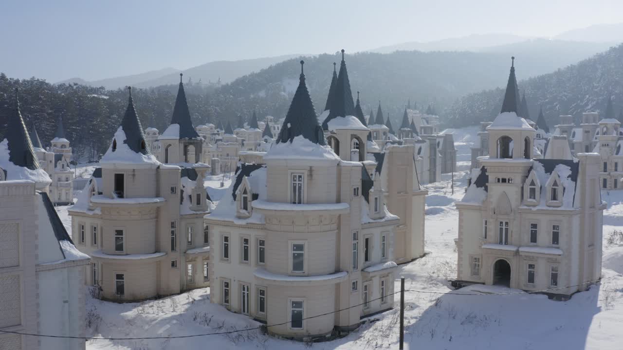 un círculo aéreo alrededor de burj al babas castillos abandonados de disney
