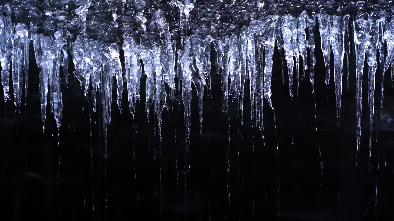 동굴 천장의 고드름이 녹고 있다