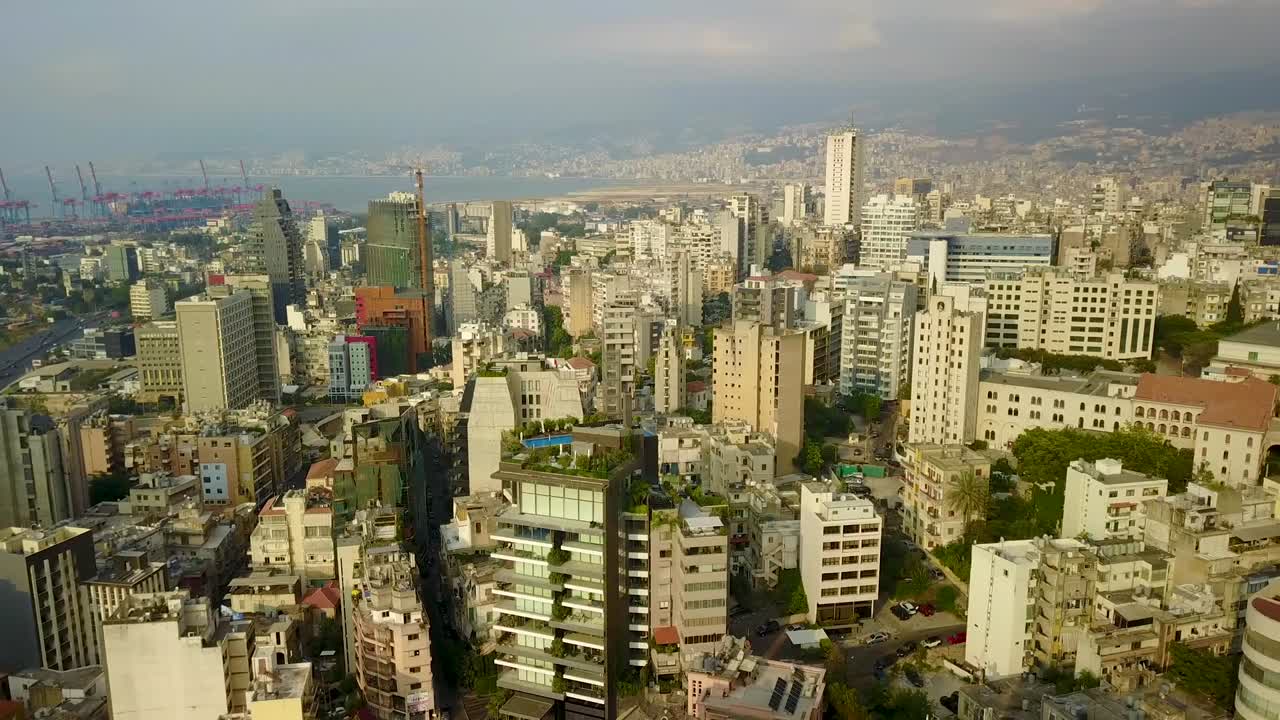 vista de un avión no tripulado que asciende a beirut